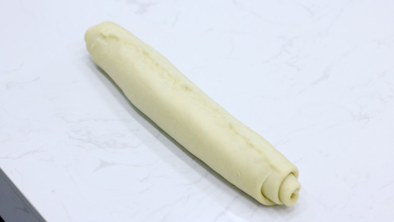 巧克力扭扭小面包,将放凉的甘纳许均匀涂抹在面片上。注意底部预留2cm左右不要涂抹。然后从上到下卷起,收口位置一样要捏紧(这一步漏拍了一个涂抹巧克力甘纳许的图)