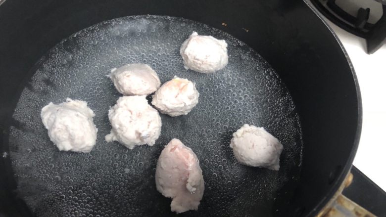 Q弹劲道的山药肉丸子,用勺子挖出一个肉丸放入锅里，这时候需要把火力调到最小。