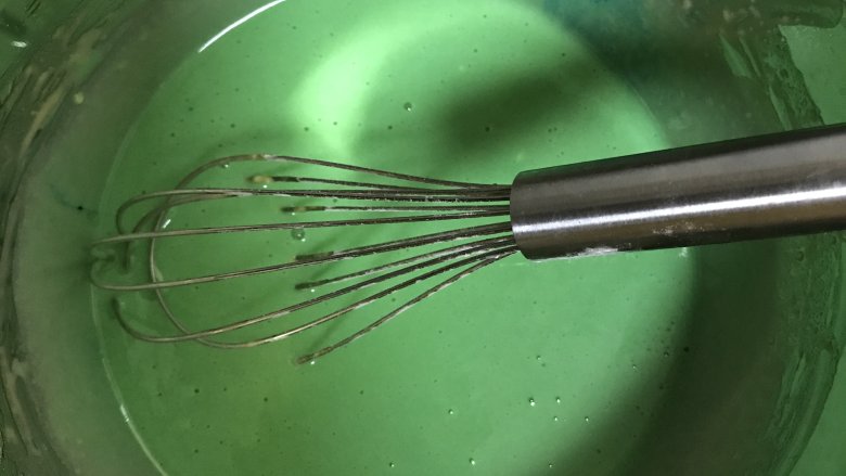 蓝天白云彩虹蛋糕卷 ,剩余的蛋黄糊加入2滴蓝色色素搅拌均匀。此时会呈现绿色,一会加入蛋白就好了