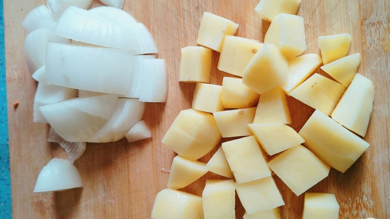 牛肉炖土豆,<a style='color:red;display:inline-block;' href='/shicai/ 23'>土豆</a>去皮洗干净，切小块，<a style='color:red;display:inline-block;' href='/shicai/ 29'>洋葱</a>也切小块