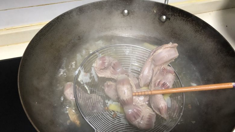 下酒小菜—糟卤鸭胗,中火煮八到十分钟左右关火,筷子可以轻松插进鸭胗即可。