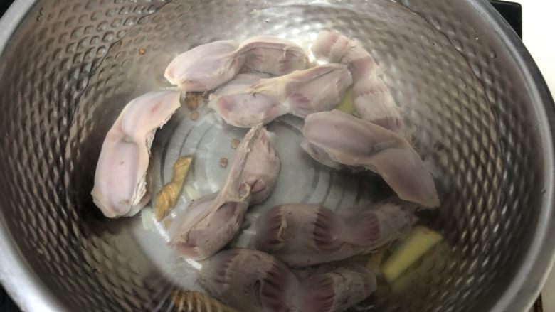 下酒小菜—糟卤鸭胗,捞出来放在事先准备好的冷开水里,浸泡冷却后捞出来控干水。
