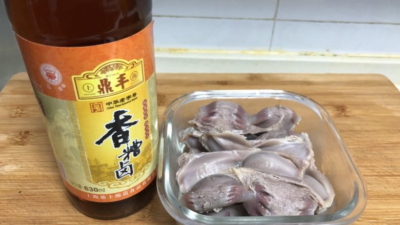 下酒小菜—糟卤鸭胗,把鸭胗放在一个乐扣盒子里。