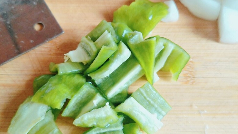 牛肉炖土豆,<a style='color:red;display:inline-block;' href='/shicai/ 10089'>青辣椒</a>切片