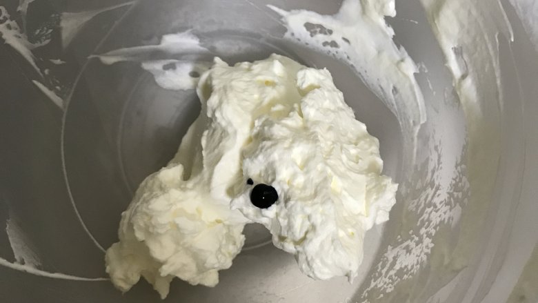 蓝天白云彩虹蛋糕卷 ,打发好,分成5分,分别加入色素搅拌均匀
