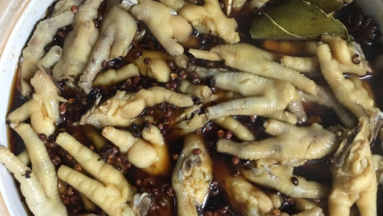 凉拌柠檬陈醋鸡脚,把炒好的花椒加到鸡脚里,让鸡脚泡两个小时左右