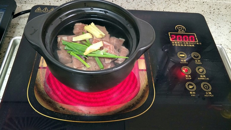 宝宝牛肉汤面,牛肉放入小炖锅内,加入适量清水,放入<a style='color:red;display:inline-block;' href='/shicai/ 3250'>葱</a>段姜丝煮开