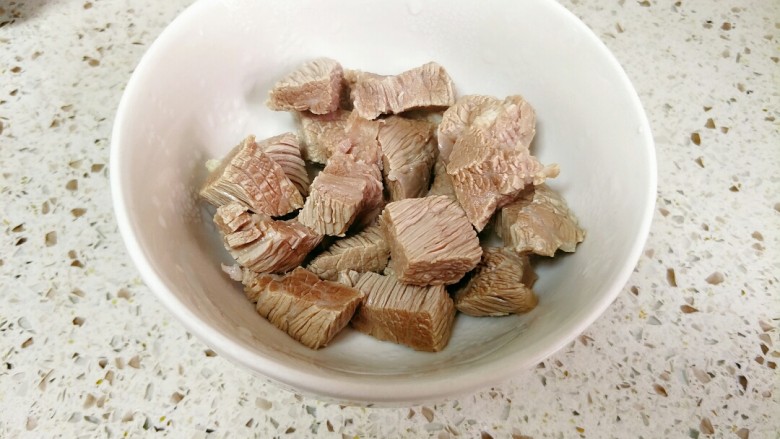 宝宝牛肉汤面,倒掉汤汁,牛肉夹出冲洗干净浮沫