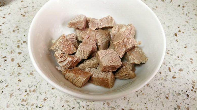 宝宝牛肉汤面,倒掉汤汁，牛肉夹出冲洗干净浮沫