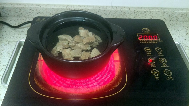 宝宝牛肉汤面,牛肉重新下锅,加入适量清水