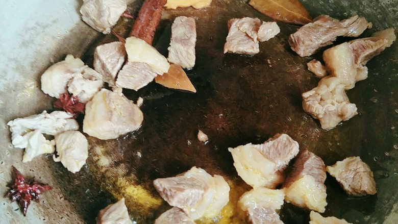 牛肉炖土豆,然后加入牛肉煸炒