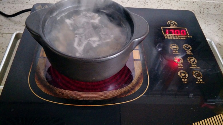 宝宝牛肉汤面,汤开后转中小火炖半个小时,根据牛肉软烂度决定时间