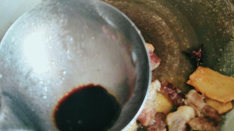 牛肉炖土豆,加入一点点生抽，不喜欢颜色可以不加，我就加了一点点