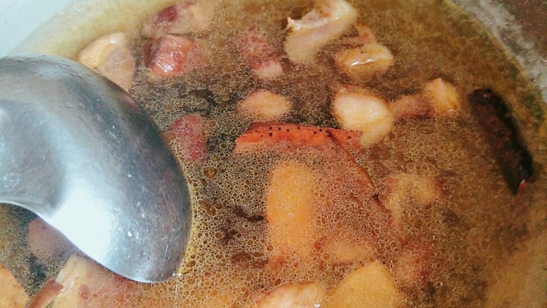 牛肉炖土豆,然后倒入点水，大火烧开，炖5分钟