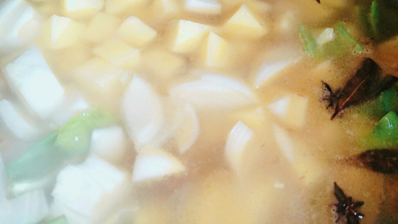 牛肉炖土豆,把土豆，洋葱，青辣椒全部放进去开始炖