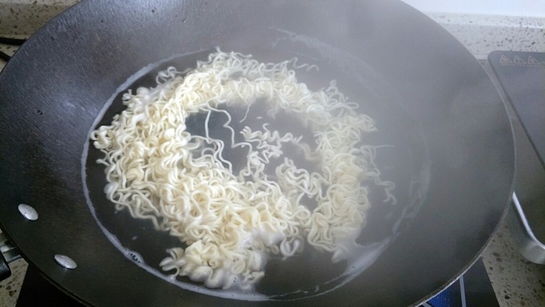 宝宝牛肉汤面,面条另起锅先捞一遍,散开即可