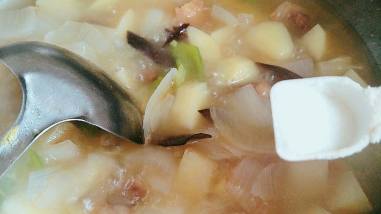 牛肉炖土豆,炖上10分钟放入一点盐