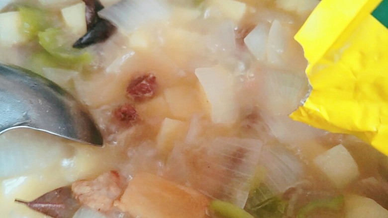 牛肉炖土豆,一点点鸡精，不放也可以