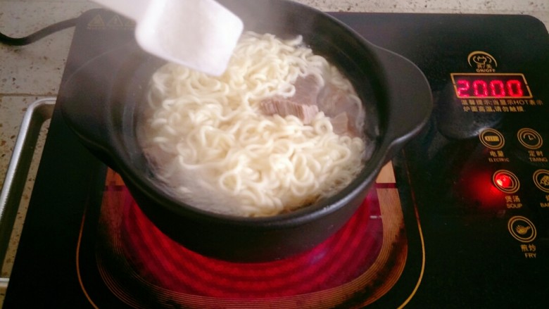 宝宝牛肉汤面,往牛肉汤里加入面条,加少许盐调味