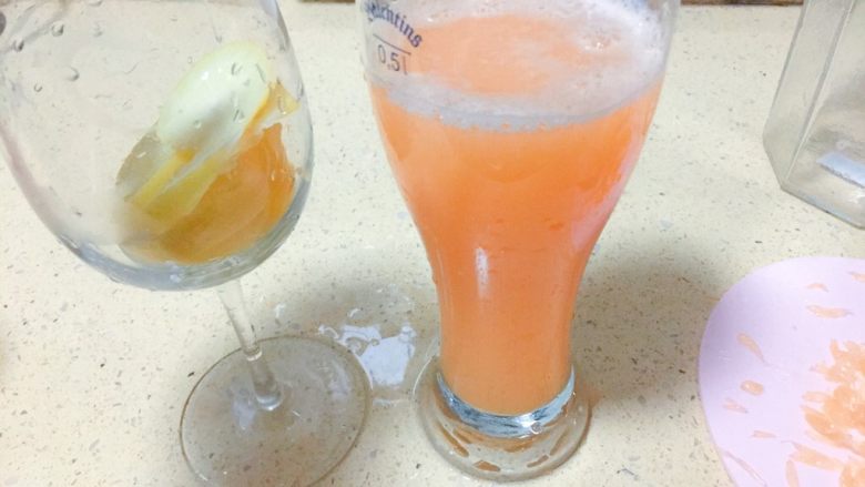 充满柚子果粒的★柠檬蜂蜜柚子汁,然后把柠檬水混合进柚子汁，搅拌均匀。然后取俩片柠檬片放进杯里。