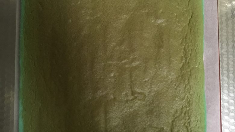 蓝天白云彩虹蛋糕卷 ,底下铺上油布防滑,烘烤面朝上,斜切去上下两端。