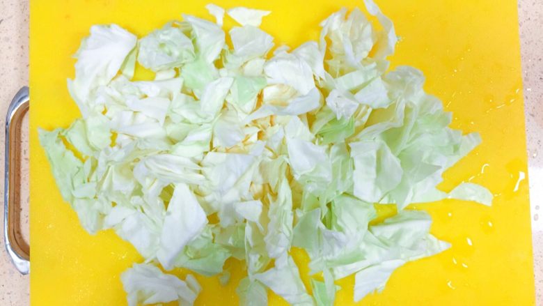 必杀技★俄式红菜汤「别名罗宋汤」,把打头菜,切小块。
