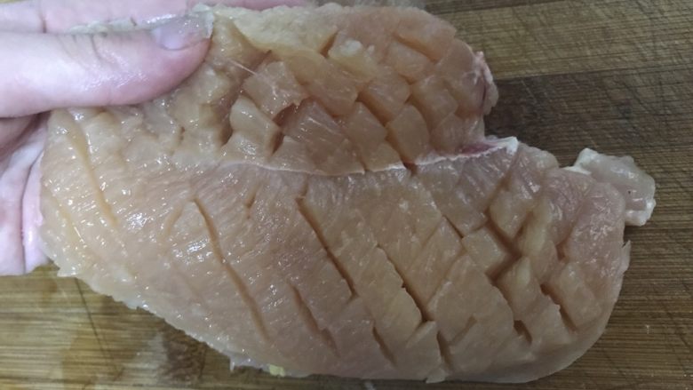 低卡减肥—柠檬香滑鸡肉,改刀切成腰花状。这样更鲜嫩入味哦