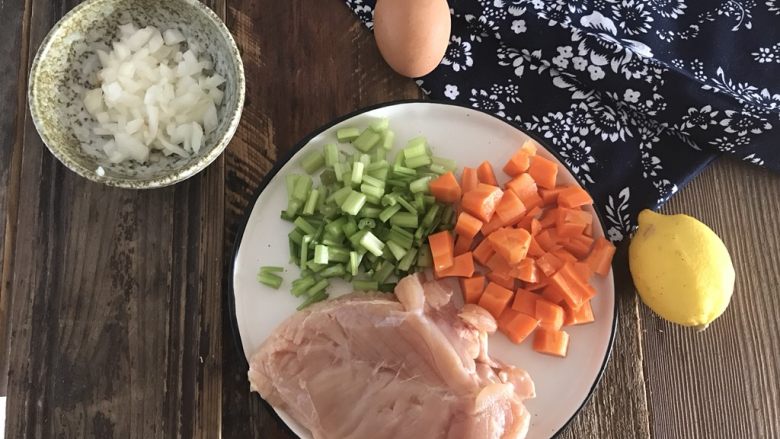 低卡减肥—柠檬香滑鸡肉,所有蔬菜切好放置备用