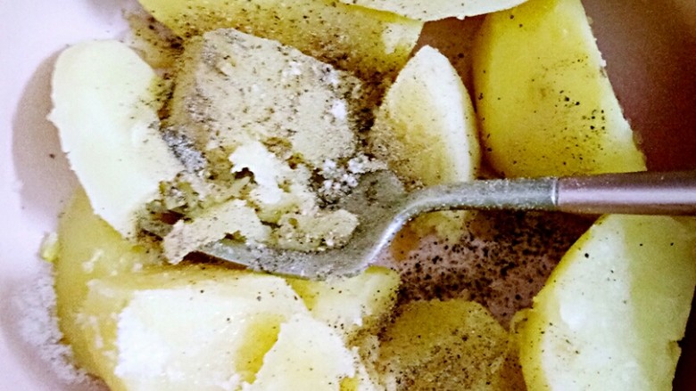 金盏芝士土豆,先把<a style='color:red;display:inline-block;' href='/shicai/ 23'>土豆</a>，腊肉，<a style='color:red;display:inline-block;' href='/shicai/ 119'>西兰花</a>蒸熟，<a style='color:red;display:inline-block;' href='/shicai/ 23'>土豆</a>加入盐跟<a style='color:red;display:inline-block;' href='/shicai/ 134340'>黑胡椒粉</a>。