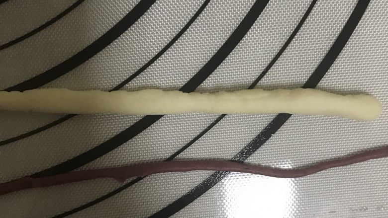 花式面点—圣诞雪人馒头,取一块面团加入红曲米粉,揉成红色,搓成细条
再去一块白色面团,搓成粗条