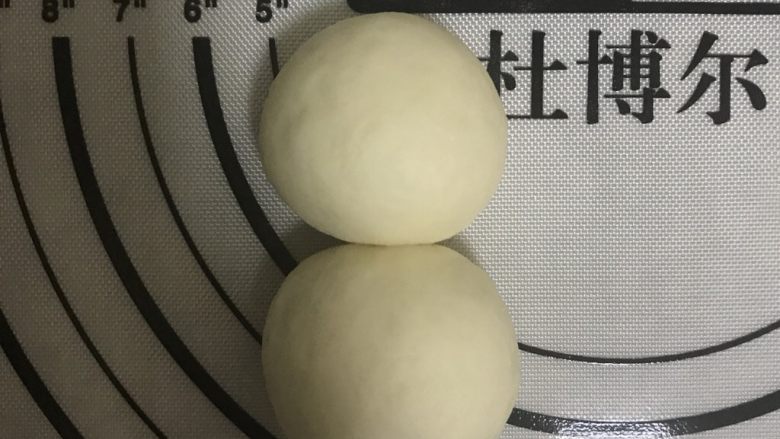 花式面点—圣诞雪人馒头,分别取两块面团为30g和35g揉光滑滚圆,作为雪人的头和身子