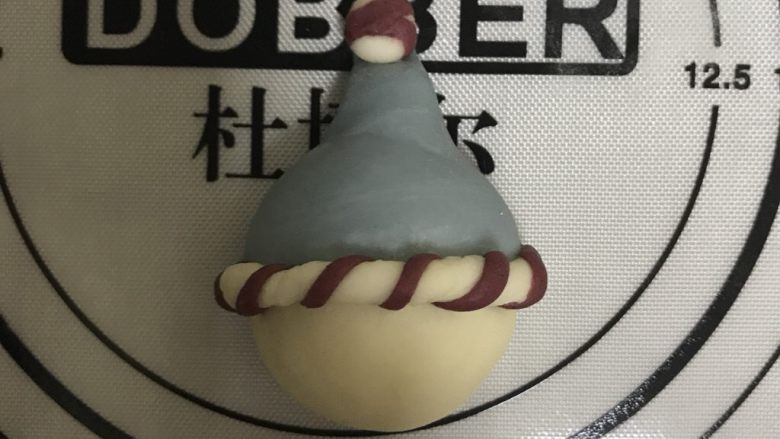 花式面点—圣诞雪人馒头, 多余红白条面团揪下来一点搓成圆球,放在帽子尖尖处