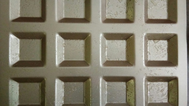 金盏芝士土豆,再放<a style='color:red;display:inline-block;' href='/shicai/ 8033'>云吞皮</a>，土豆泥，<a style='color:red;display:inline-block;' href='/shicai/ 4536'>腊肠</a>，西兰花摆好