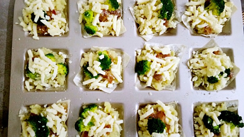 金盏芝士土豆,摆好芝士后