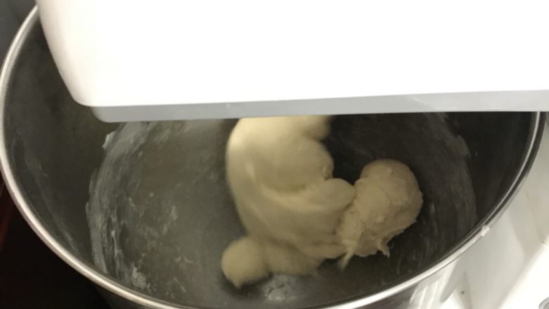 椰蓉花朵面包,2档把黄油揉进面团,转4一5档。