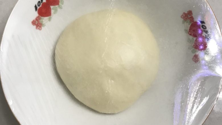 椰蓉花朵面包,把揉好的面团整圆放入盖上保鲜膜,送进发箱温度在28度,进行一发。