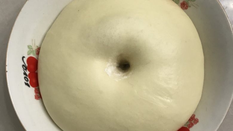 椰蓉花朵面包,一发好的面团用手指沾面粉戳洞,洞口不回缩不塌陷。