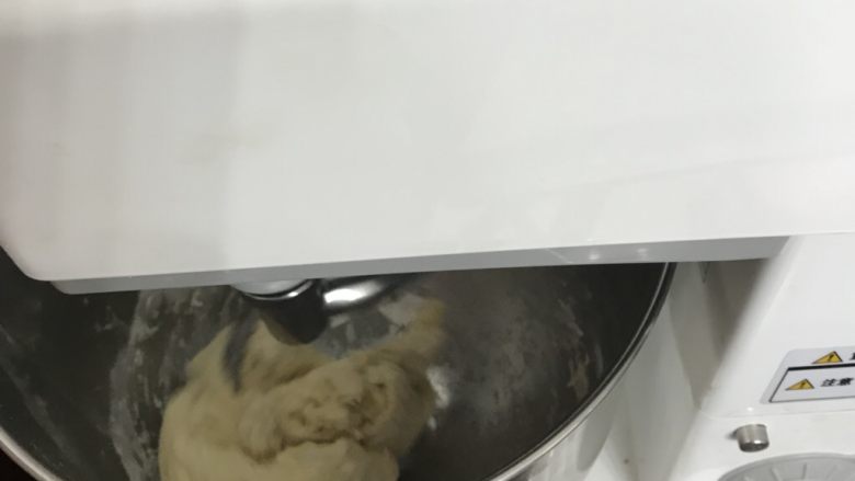 椰蓉花朵面包,开动厨师机2档,揉成面团后转5档。