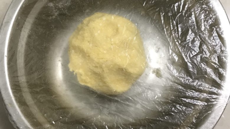 椰蓉花朵面包,用手动打蛋器搅拌均匀后用手揉成团盖上保鲜膜,放冰箱冷藏备用。