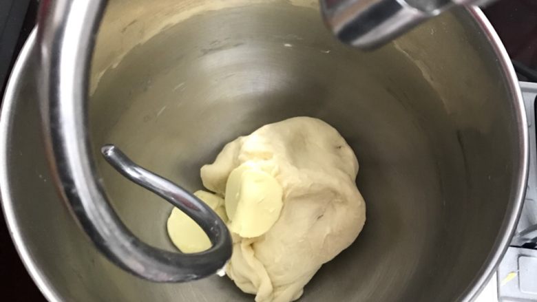 椰蓉花朵面包,加入软化好的黄油。