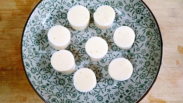 玉子虾仁,将两袋日本豆腐等分切成8块,摆在胡萝卜片上。