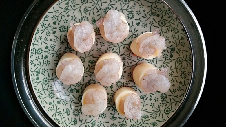 玉子虾仁,将虾仁开背去沙线,圈成虾球,摆在日本豆腐上,上锅隔水大火蒸8分钟。