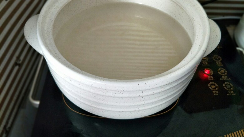 紫薯山药糕&皮蛋瘦肉粥,<a style='color:red;display:inline-block;' href='/shicai/ 492'>大米</a>淘洗干净放入砂锅,加入适量水烧开