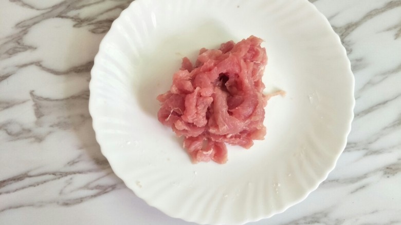 紫薯山药糕&皮蛋瘦肉粥,<a style='color:red;display:inline-block;' href='/shicai/ 4430'>里脊肉</a>洗净切细丝,加少许盐和淀粉抓匀