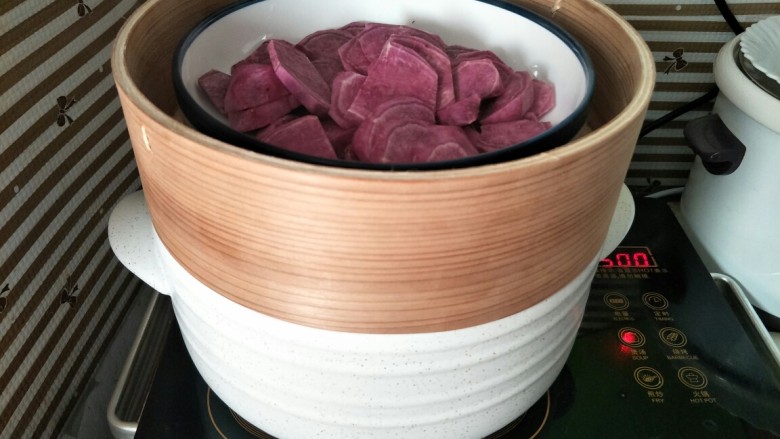 紫薯山药糕&皮蛋瘦肉粥,<a style='color:red;display:inline-block;' href='/shicai/ 2643'>紫薯</a>去皮切块,上锅蒸熟,用的蒸笼煲,刚好一边煮粥一边蒸