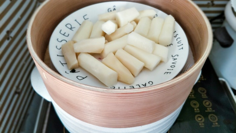 紫薯山药糕&皮蛋瘦肉粥,<a style='color:red;display:inline-block;' href='/shicai/ 2557'>铁棍山药</a>去皮切段,上锅蒸熟