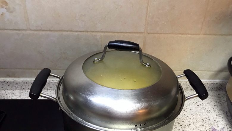 蒸饺,盖上蒸笼盖和锅盖,蒸15分钟后焖3分钟即可