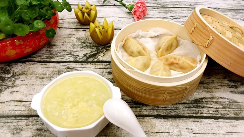 蒸饺,再搭配上一碗小米粥,一个猕猴桃,一顿美味的早餐解决了,营养丰富哦