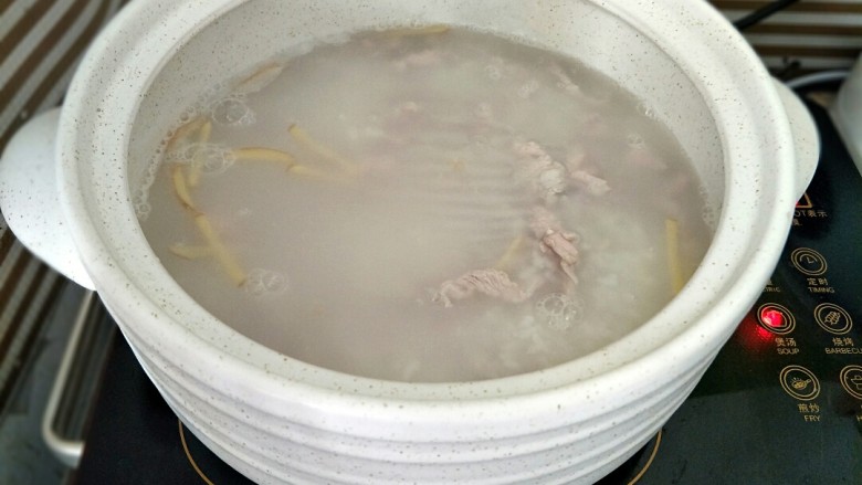 紫薯山药糕&皮蛋瘦肉粥,米饭五成熟时,加入肉丝划散,加入姜丝去腥