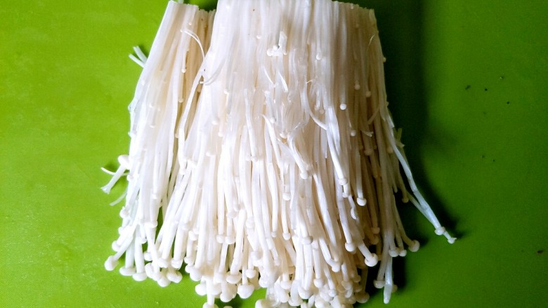 培根金针菇卷,<a style='color:red;display:inline-block;' href='/shicai/ 234'>金针菇</a>剪去根部，清洗干净，攥干水分